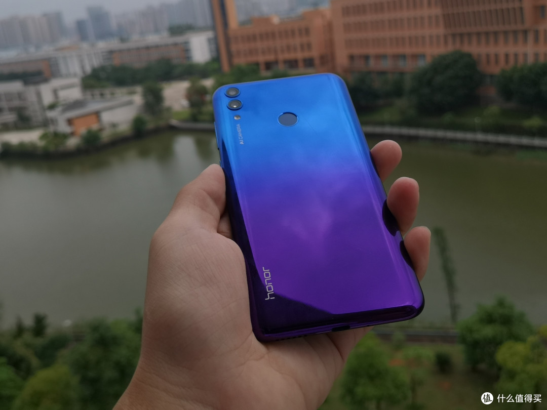 性能均衡能看且能打的千元霸主荣耀畅玩8c