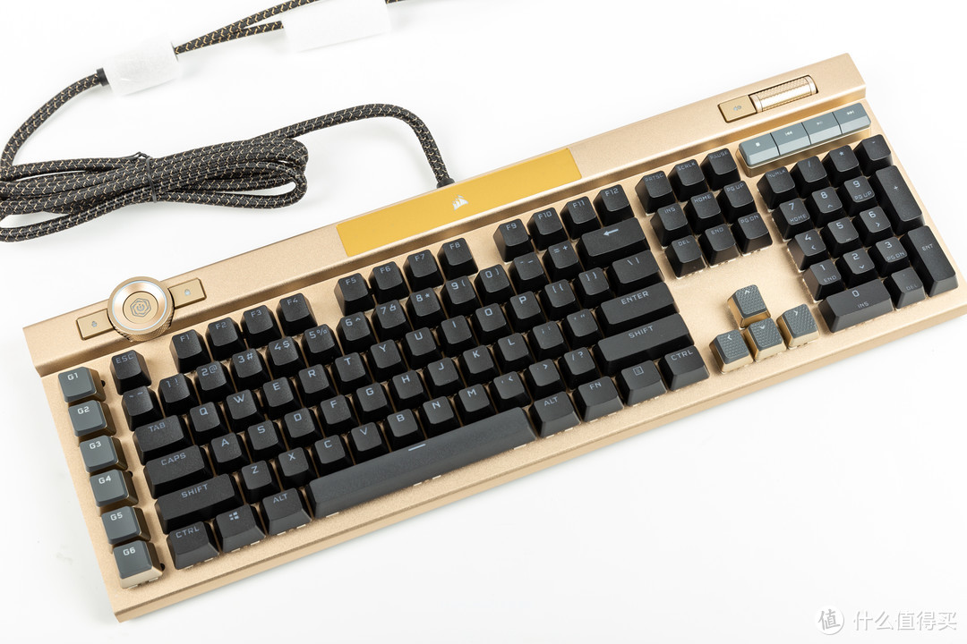 取出键盘本身，璀璨金的颜色还真的是比黑色好看很多