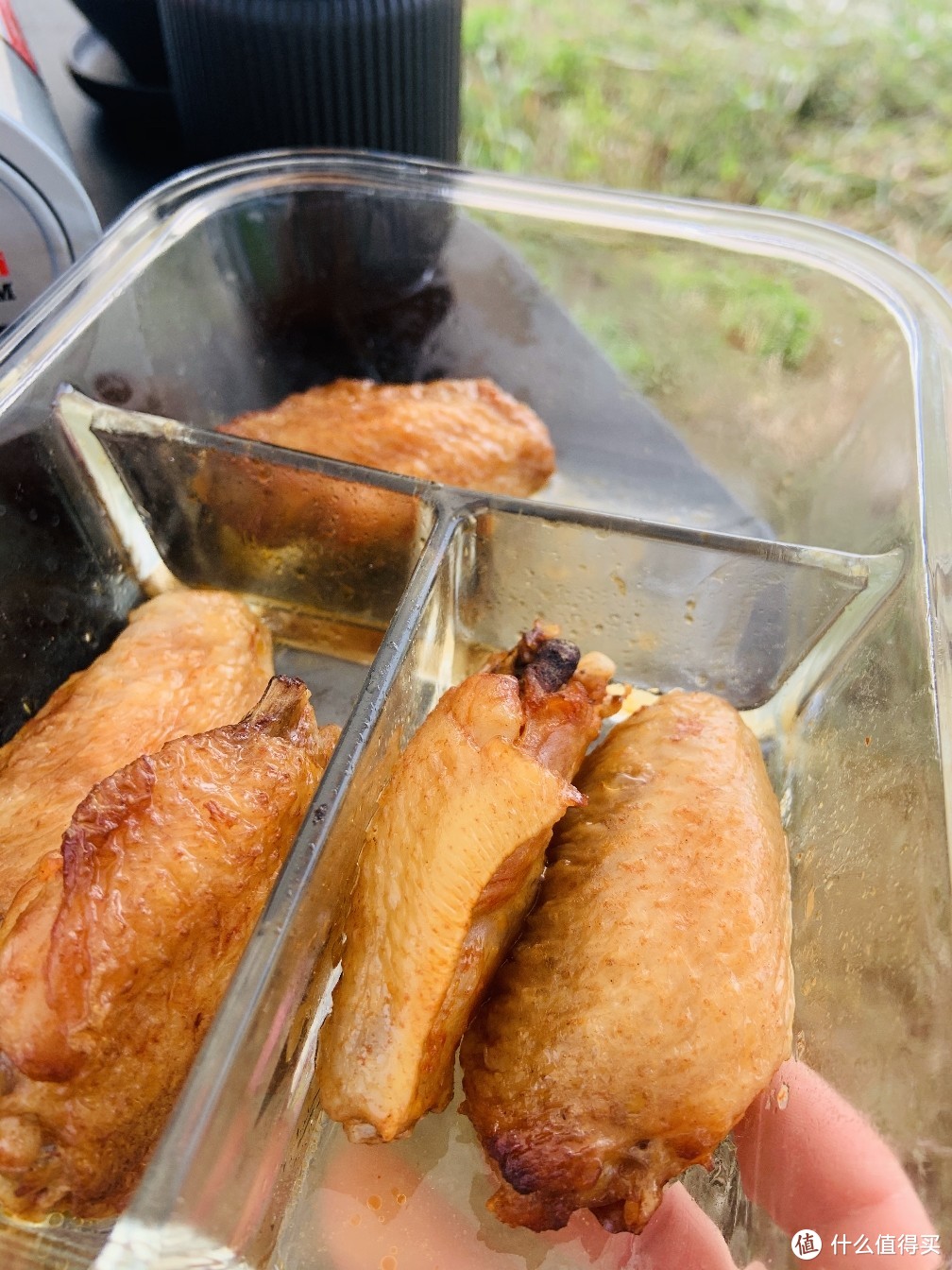 在家提前把鸡翅用奥尔良腌料腌好，早上用空气炸锅做的，保温饭盒装好带过来的。