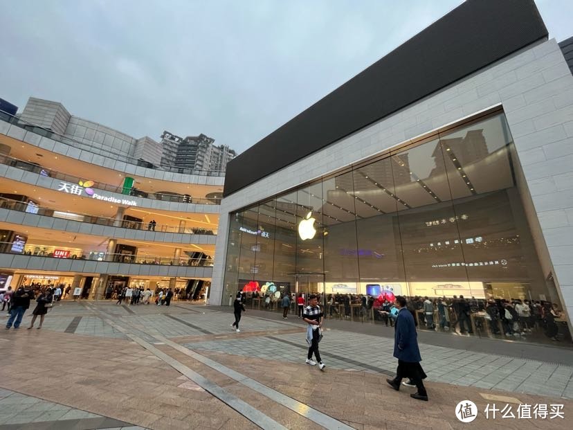 上次来宣传图还是iPhone12，如今新人换旧人