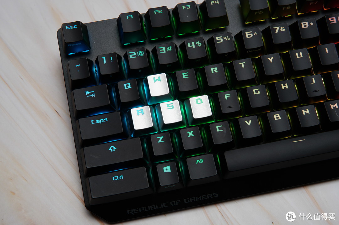 又是一款出色的自研轴体，ROG游侠NX机械键盘