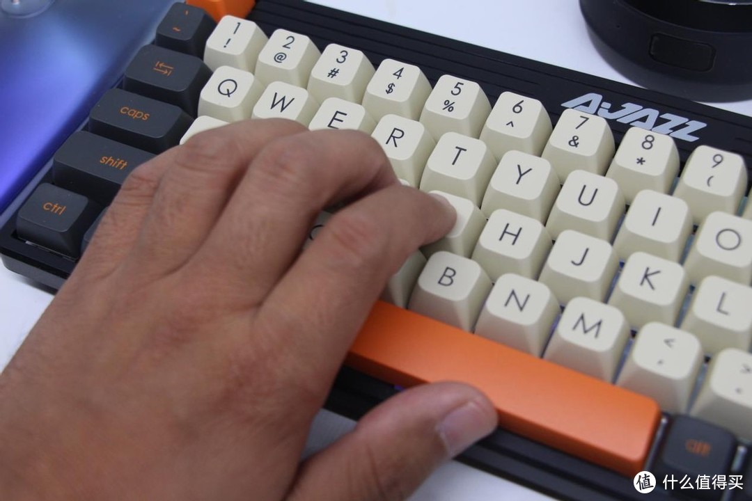 复古潮流设计，客制化热插拔轴体：黑爵K690T机械键盘体验