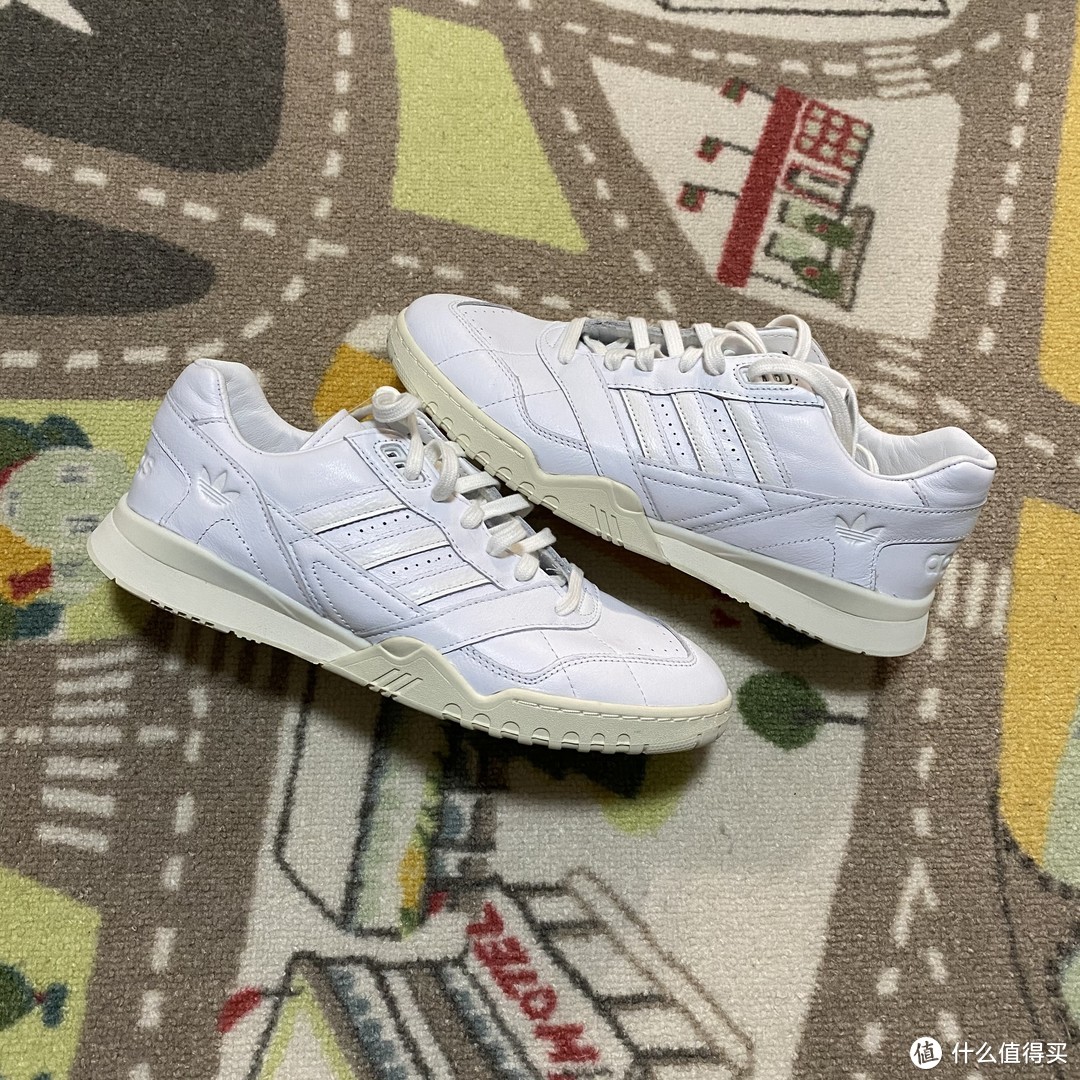 重回90年代，复古百搭小白鞋adidas A.R. TRAINER