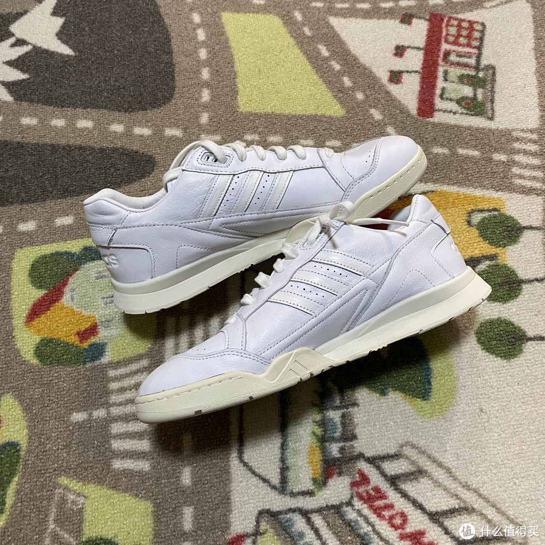 重回90年代，复古百搭小白鞋adidas A.R. TRAINER