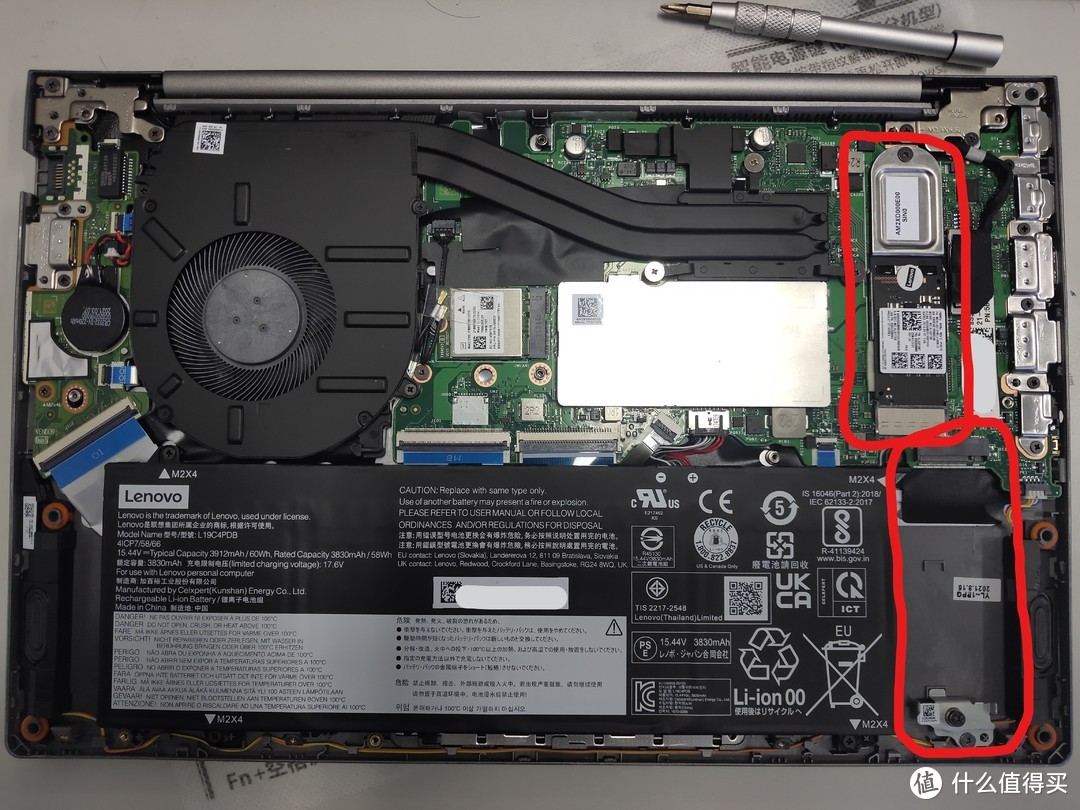 原机里512GB的固态硬盘是右上角的三星PM991a 2242规格的，加上个托板插在2280的NVME硬盘插槽里。右下角是第二块NVME硬盘位。2020版之前的这款本子，这个2号位似乎是插2.5寸SATA硬盘的，2021款改款后，加大了电池，硬盘位也改为了NVME硬盘。