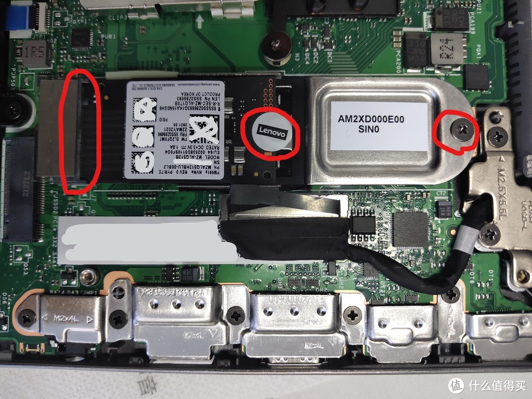 先把SSD1的固态硬盘卸下来。拧下托盘上的螺丝，连托盘带硬盘一起拔出即刻。中间那个联想标下也有个螺丝，是将2242硬盘固定在托板上的。