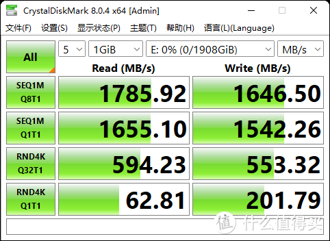 CrystalDiskMark测一下SSD2的E盘速度，顺序读写的速度基本上为SSD1的一半。
