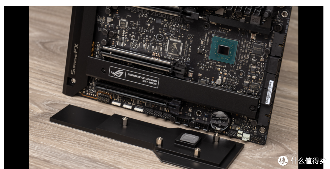 ROG Maximus Z690开箱：拥有PCIe 5.0 M.2接口与显卡快拆设计的全能主板_主板_什么值得买