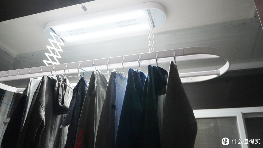 传统晾衣杆替代品，兼顾晒衣晾被的多功能绿米智能电动晾衣架