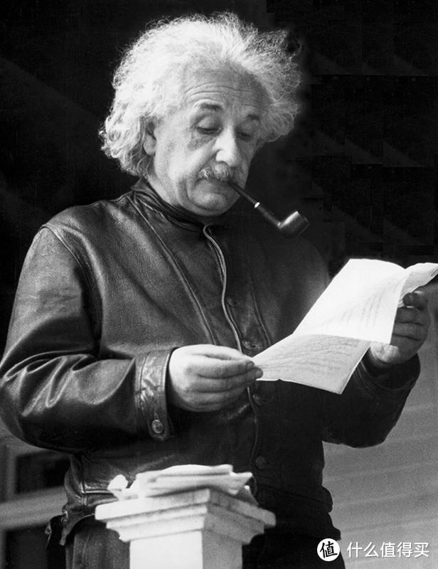 Albert Einstein 穿 Levis 皮衣，摘自 urban daddy