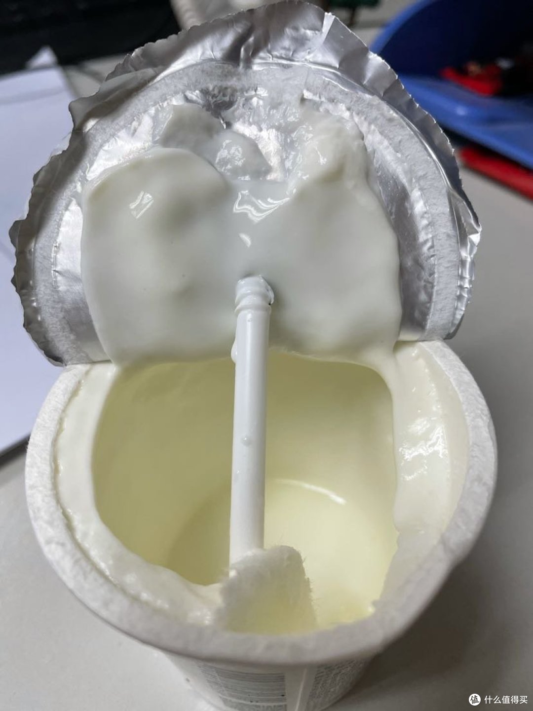 小小的瓶盖粘上这么多的酸奶