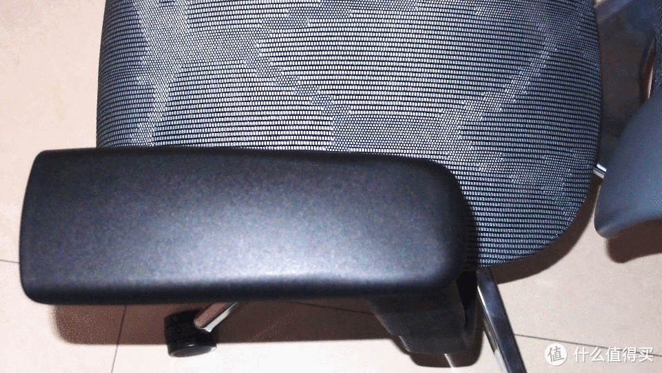 可调节项爆表 - 黑白调 E3 人体工学椅