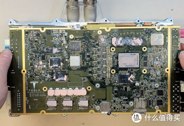 特斯拉电脑主板拆解，背后的功臣居然是它，采用AMD APU处理器