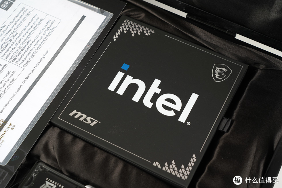 MSI定制版包装的 Intel 12900K。