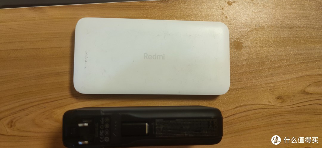 睿量Remax的30w自带线充电宝+苹果转换器+手机支架多功能产品
