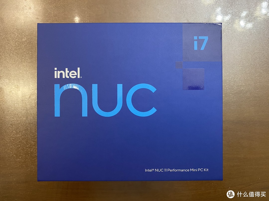 这是箱子的顶面，主要印着NUC的logo，右上角标识出它是i7版本。字母n和最右上角那里是房间里射灯灯光的反光。