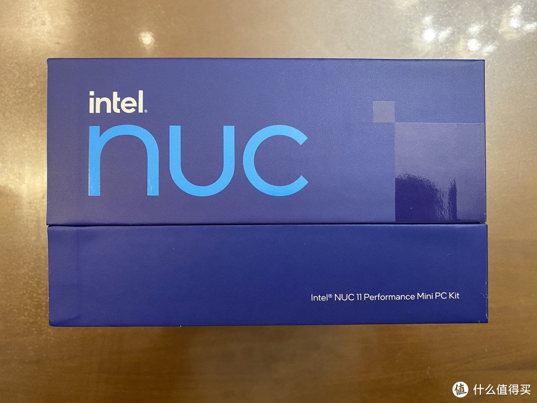 箱子的前侧面也是NUC的logo。