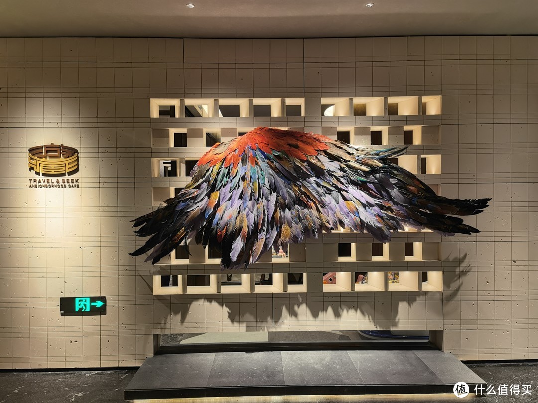 餐厅入口的标志是采用转经筒的设计的、右边当然就是挂着一个大大的彩色神鹰羽翼，对应神鹰的主题