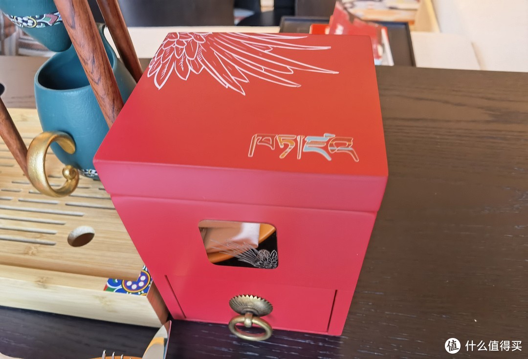 红色神鹰主题的茶叶盒