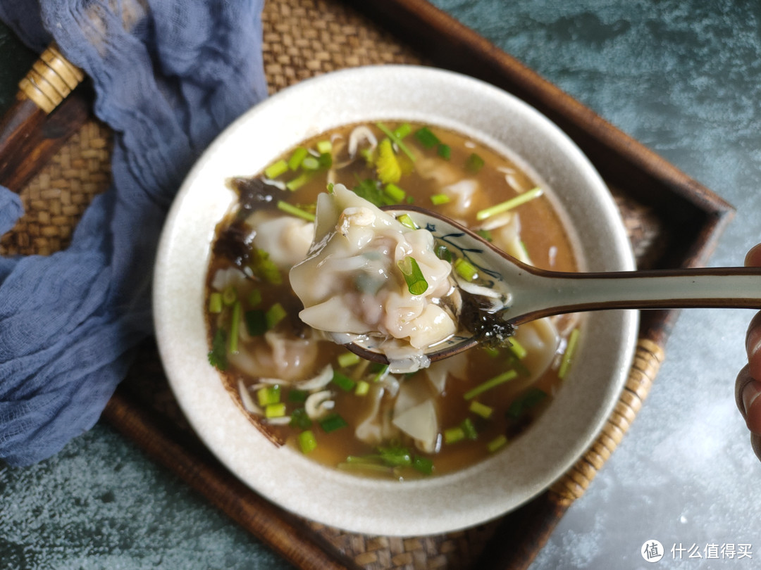 餛飩湯怎麼做才好吃?湯底和餡料是關鍵,教你做,比骨頭湯還好喝