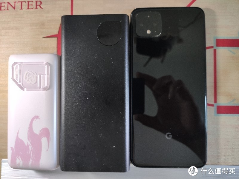 与倍思2万毫安充电宝，pixel 4xl对比（倍思1万与2万毫安充电宝只有厚度差别，面积相同）