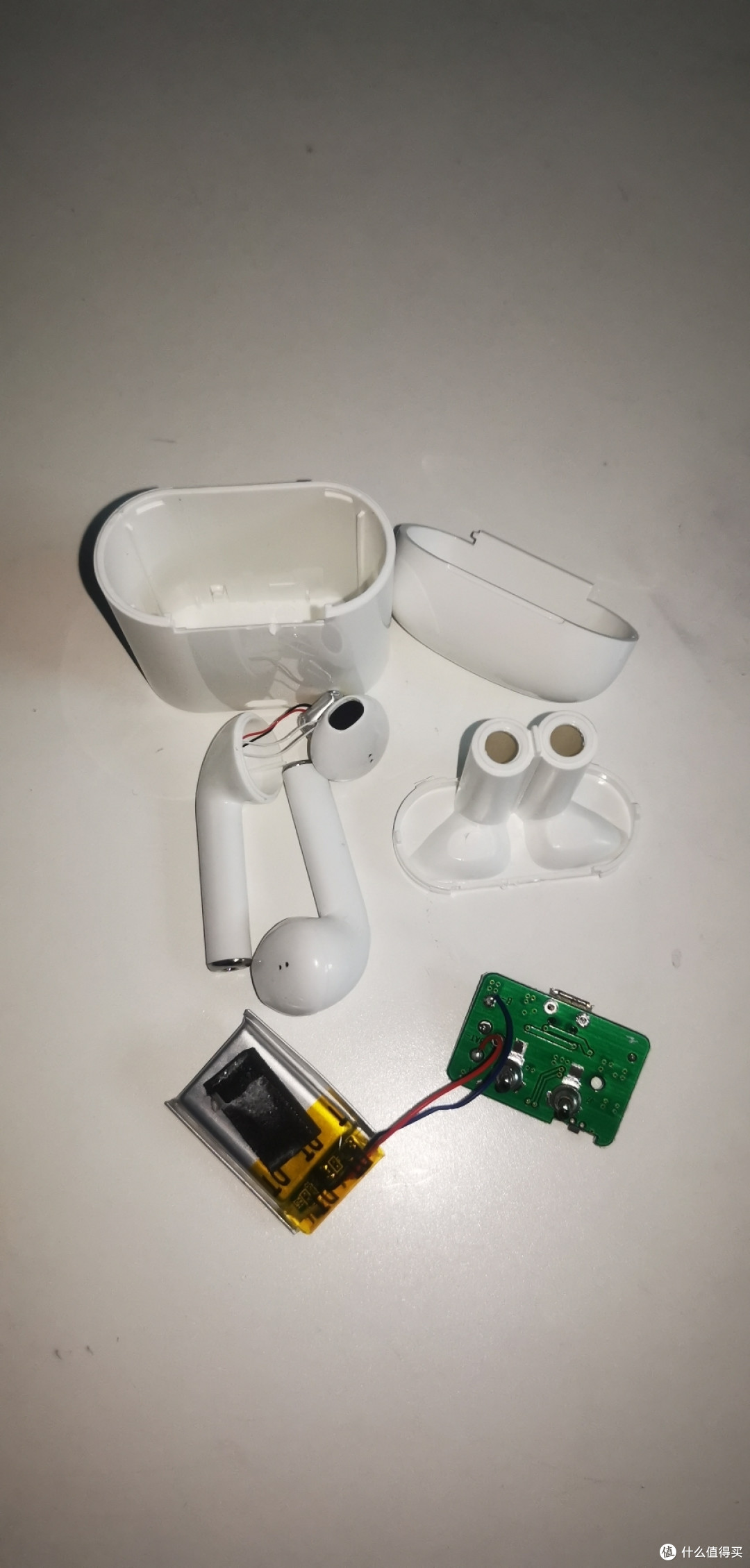 零件全家福这就是许多廉价无线蓝牙耳机的工模产品,并且产品上也根本