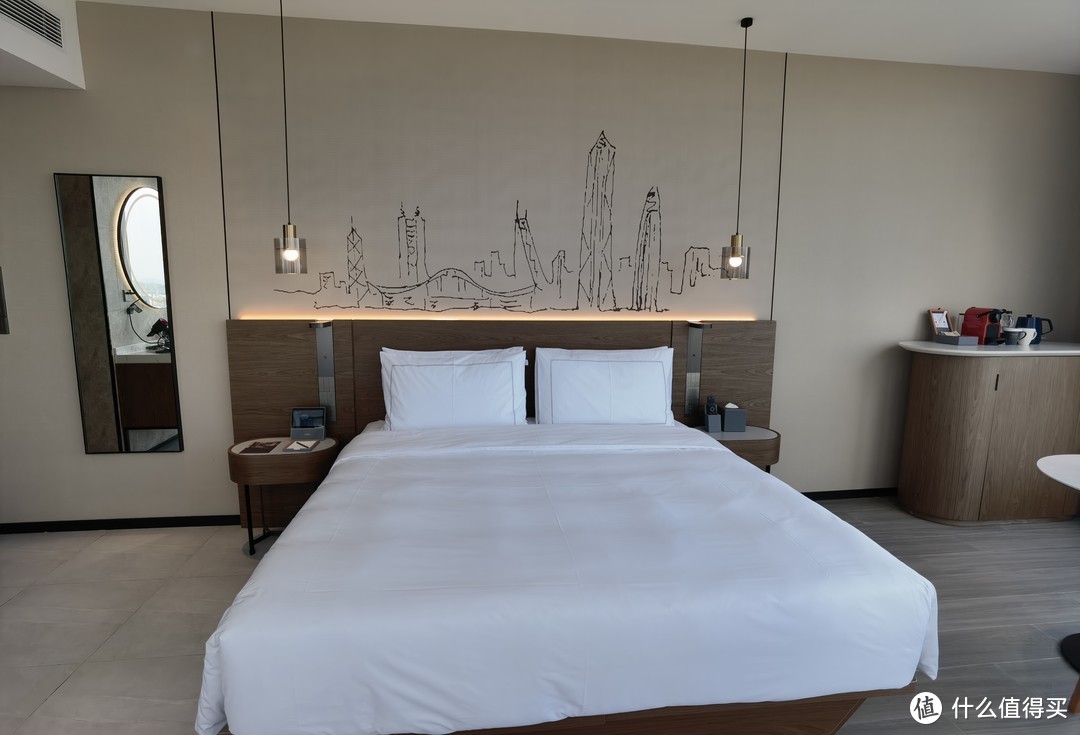 正中间的大床，床头上方墙上的背景则是深圳的城市景观