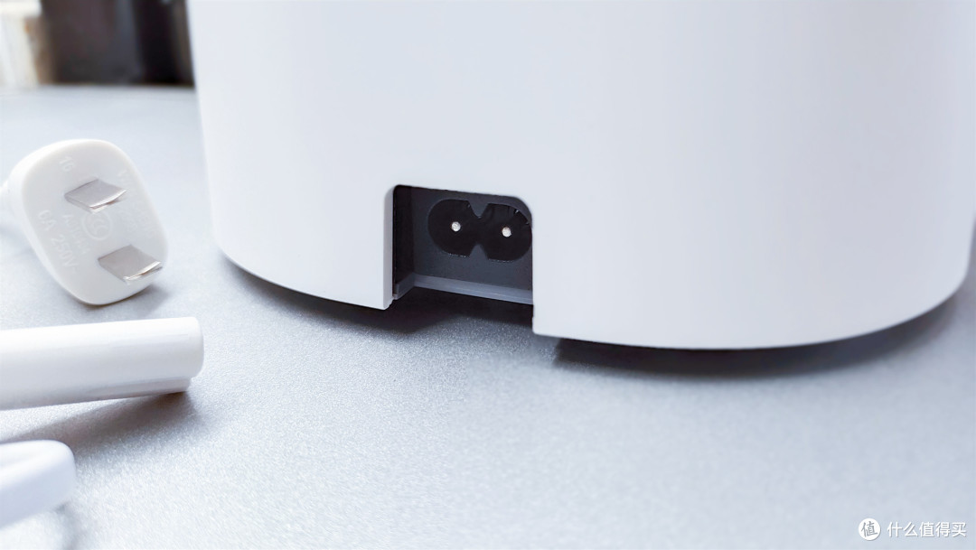 背面底部是一个电源插口.