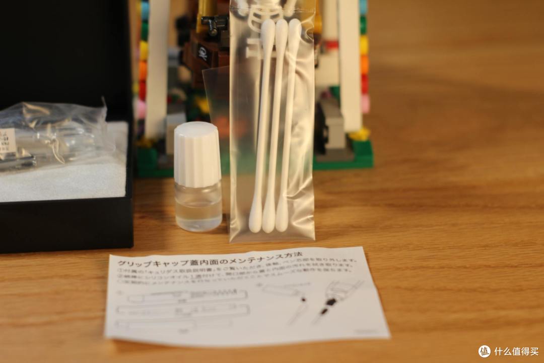 钢笔被保护的很好还赠送了一瓶清洁液,和棉签,当笔头收进去以后,如果
