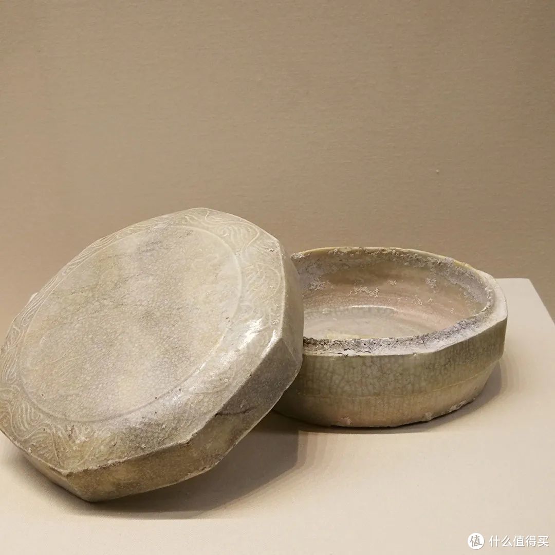 中国国家博物馆藏，德化窑青白釉牡丹纹八棱粉盒 ©网络