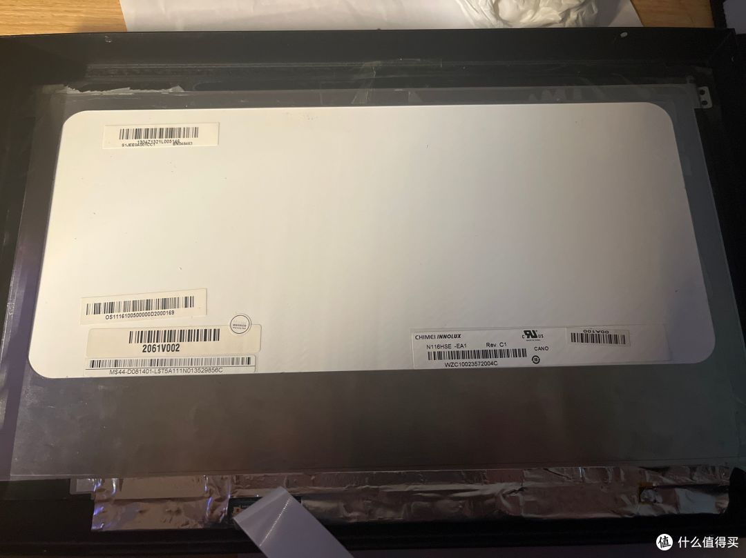 便携屏背面，生产线都没了，保修标还在