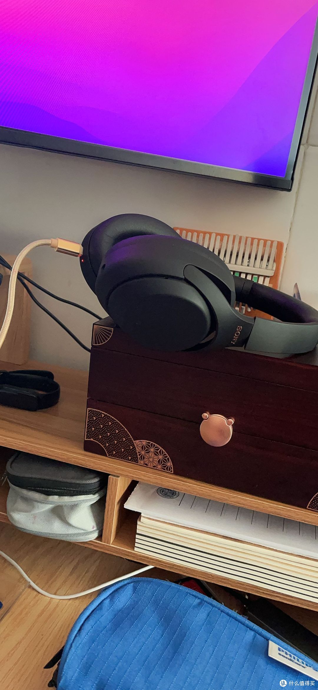 耳机是在家里拍的，现在太冷，不想拿下来（）