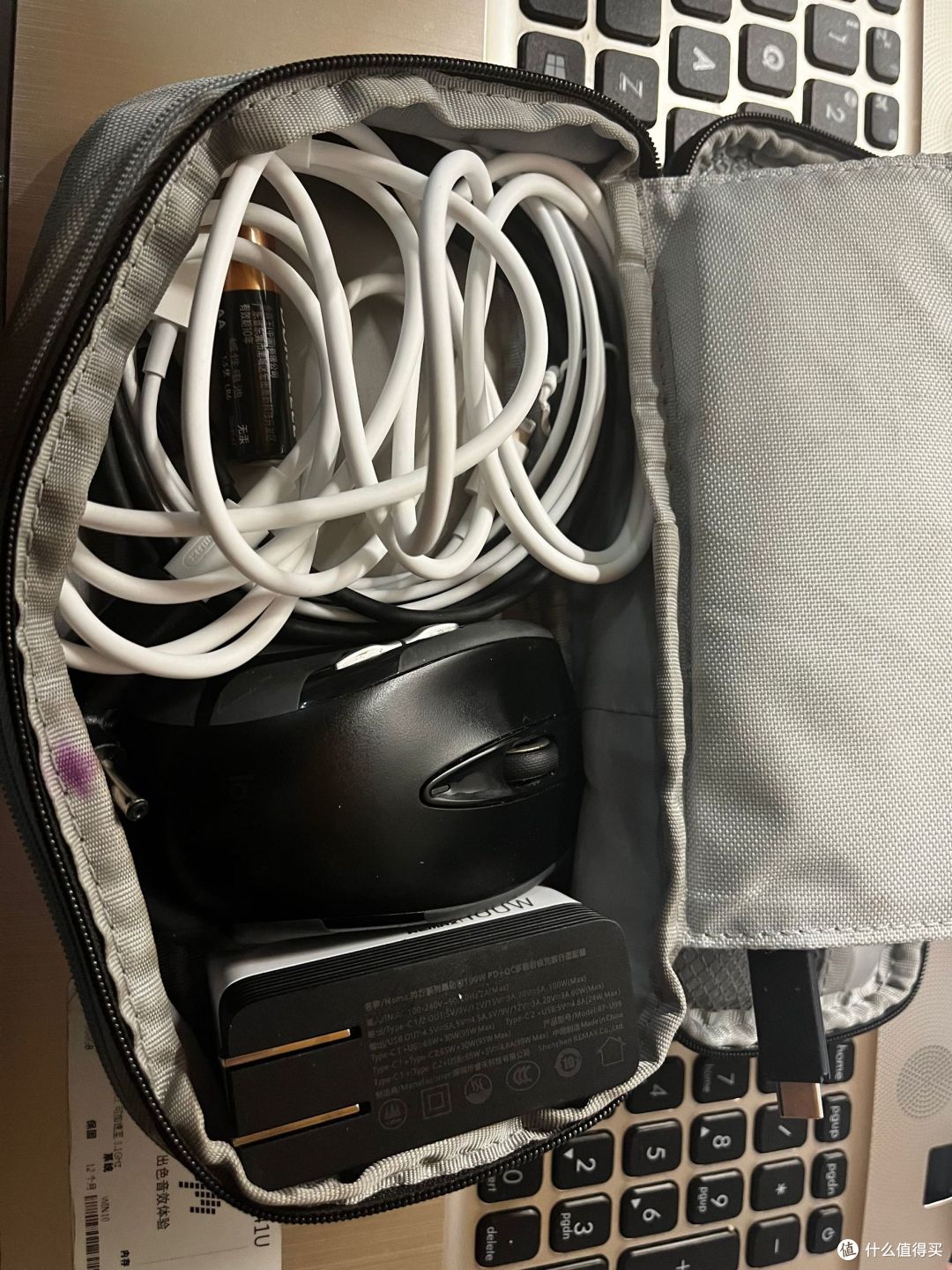 鼠标，充电器，电源线和备用电池