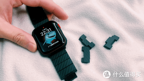 给Apple Watch换上一套又潮又酷的PITAKA碳纤维表带
