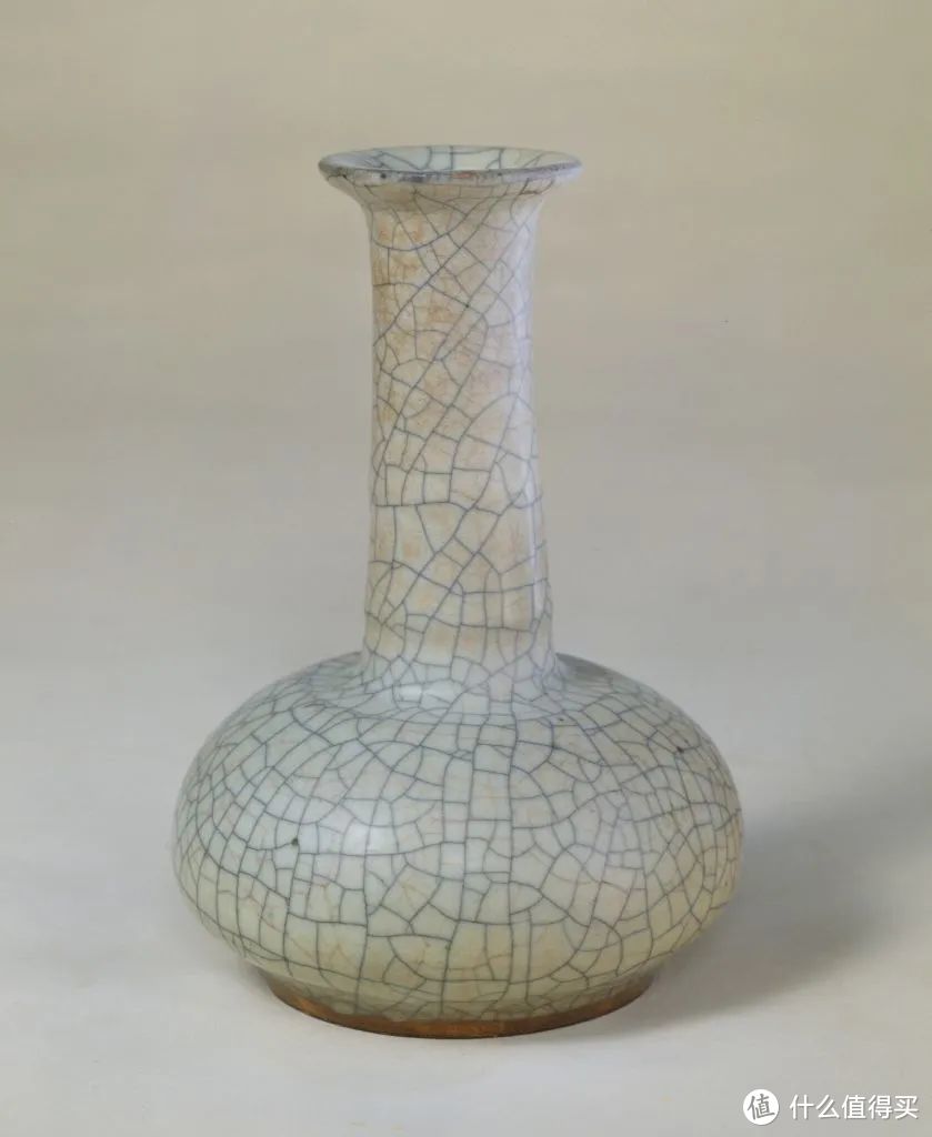 哥窑青釉弦纹瓶，与官窑器型接近而有改造，故宫博物院 藏 ©️故宫博物院