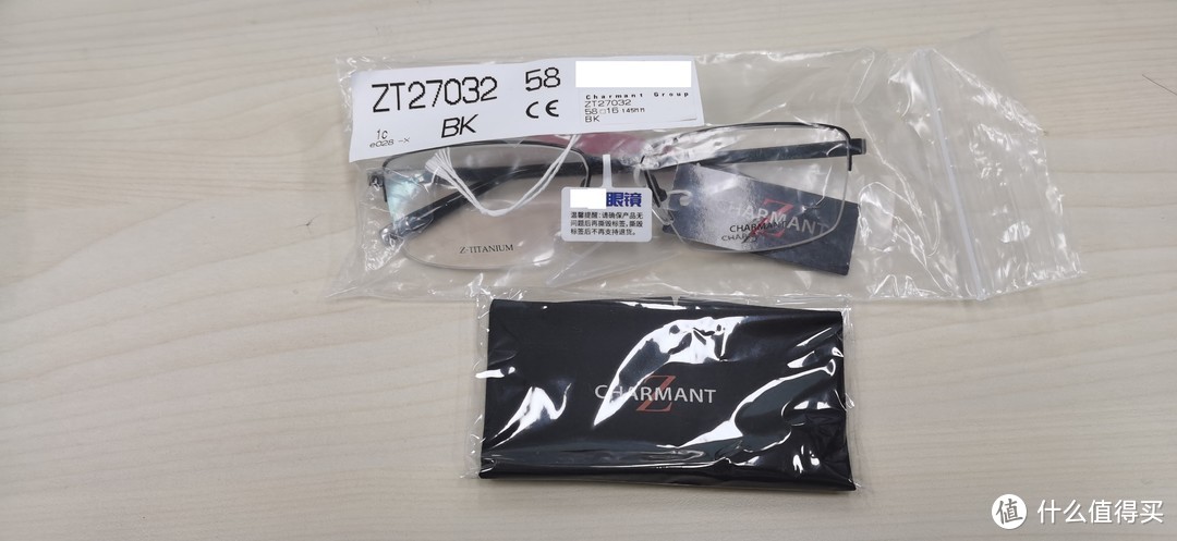 原厂眼镜布也印上了大大的Z钛标志，不过这块布的手感只能说一般
