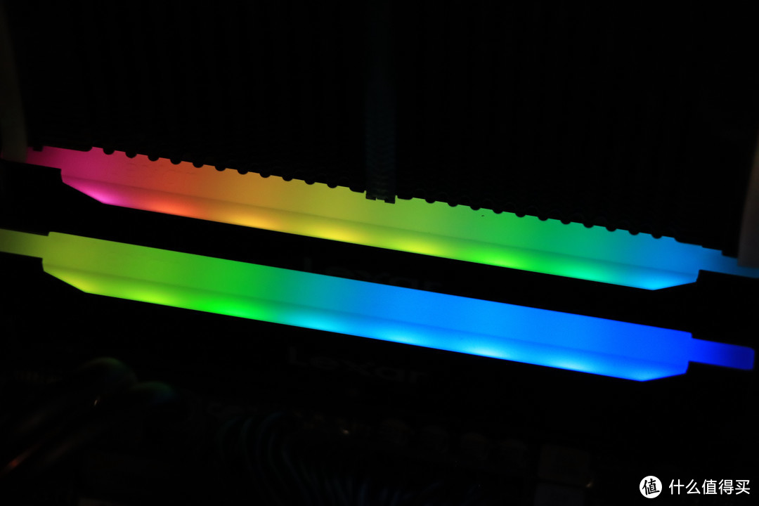 雷克沙 冥王之刃 RGB DDR4 3200 8G*2 值得买吗？