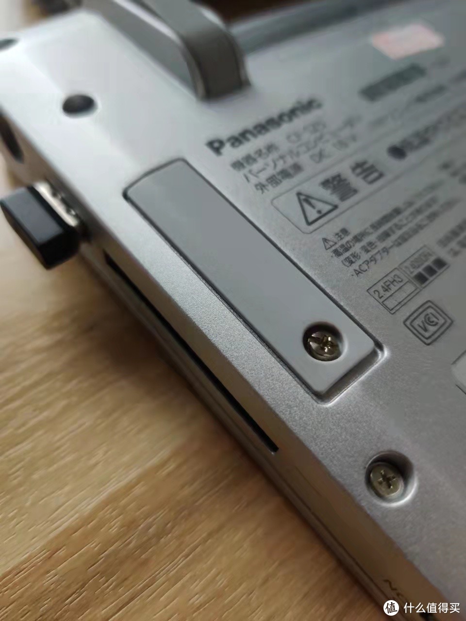 SZ5的另一个小细节，拆开这个小胶片，就能清理散热器里的灰尘，是不是很贴心