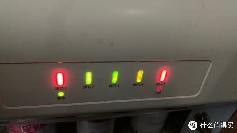 短按选择键到1级滤芯指示灯，长按复位键，听见“哔哔”声音，1级滤芯指示灯由红色变成绿色，复位完成。 5级滤芯指示灯操作同理。