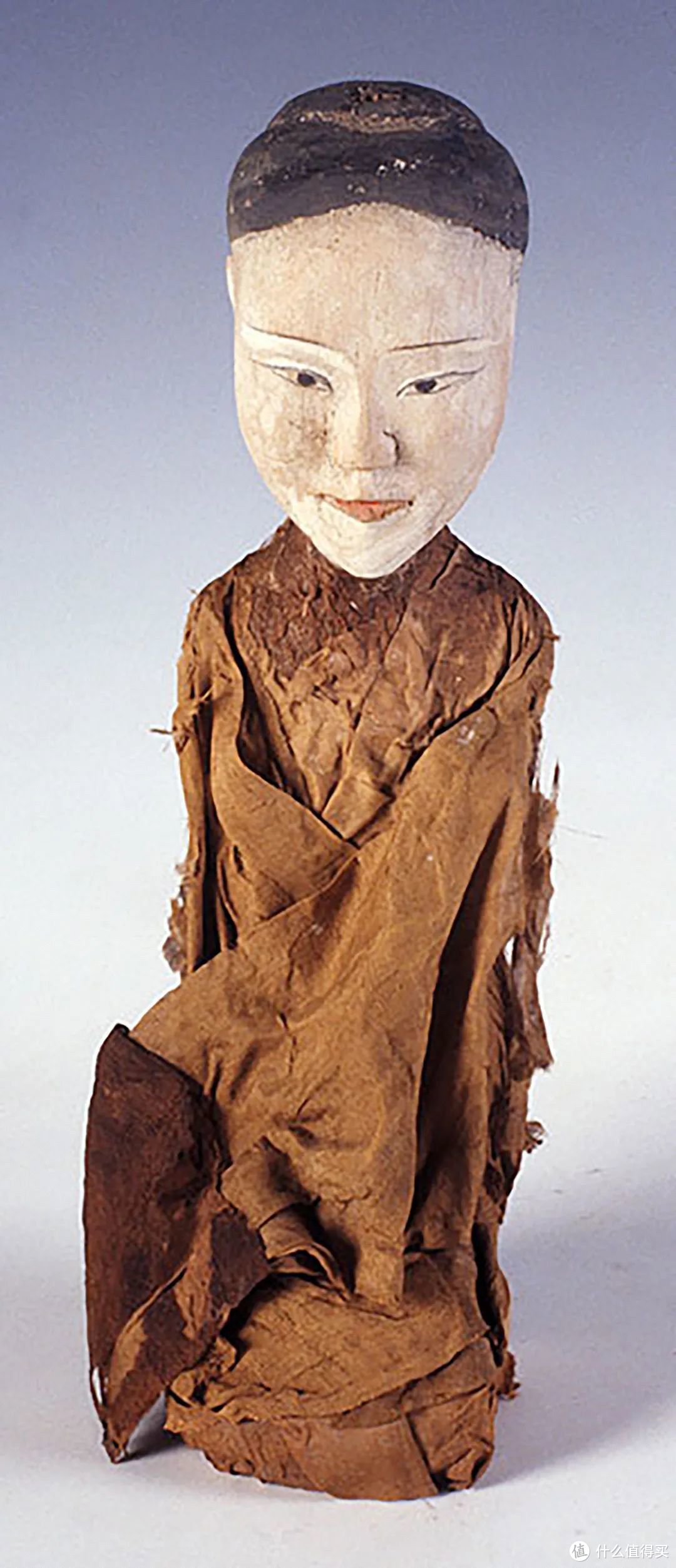 马王堆一号墓出土西汉着衣歌俑，敷白粉，墨眉朱唇 ©湖南省博物馆