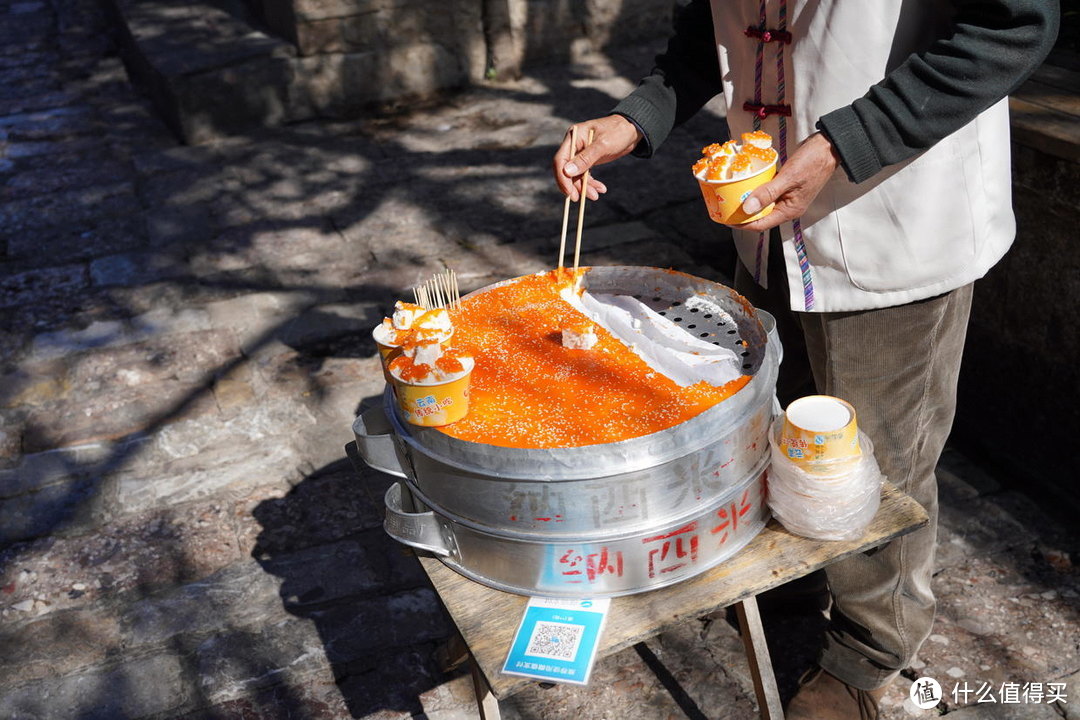 第一次进入丽江古城，就看到好几个小摊摆着这个，色泽诱人，可惜吃完就是粗糙的米饼，橘黄色的是糖浆