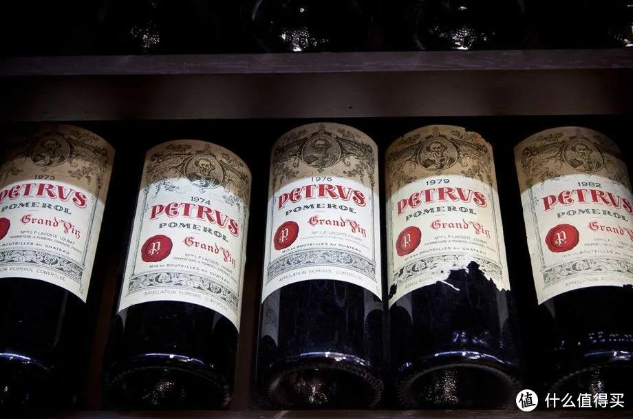 （在18年的美国拍卖会上，1998年的petrus以38000美元卖出,约合RMB24.5万的高价。在wine-searcher上酒款全部均价都达到了25845RMB）