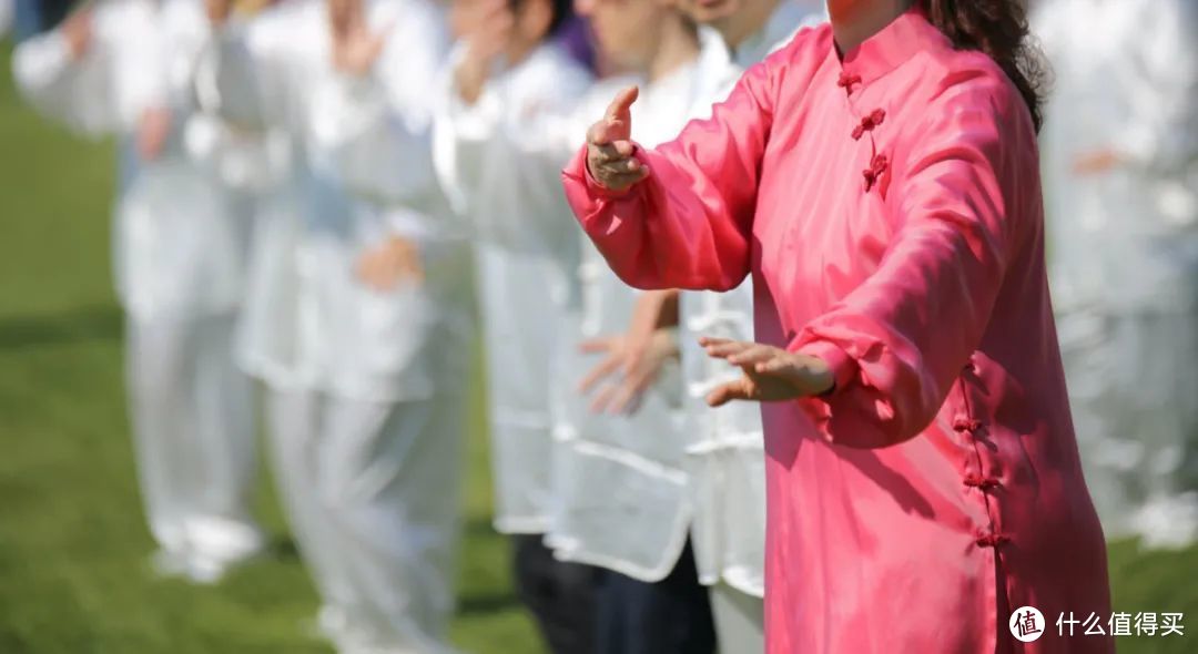 太极拳是糅合了阴阳变化之道的中国武术，练习太极拳的人们常着以光泽亮丽的绸为面料的服装。©图虫创意