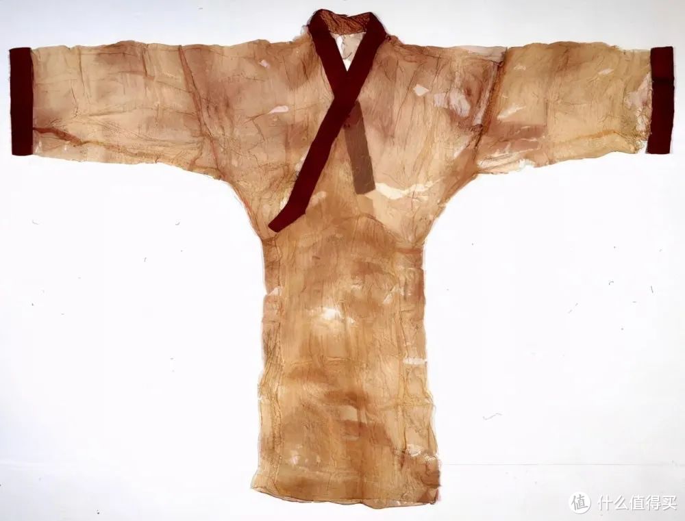 西汉直裾素纱襌（dān）衣仅重49克，是世界上现存年代最早、保存最完整、制作工艺最精、最轻薄的衣服。 ©湖南省博物馆
