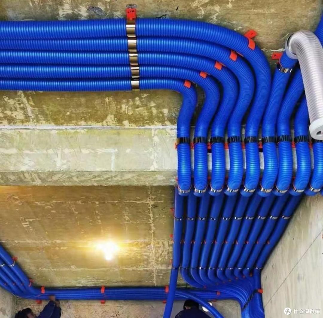 新风管紧贴顶部走管