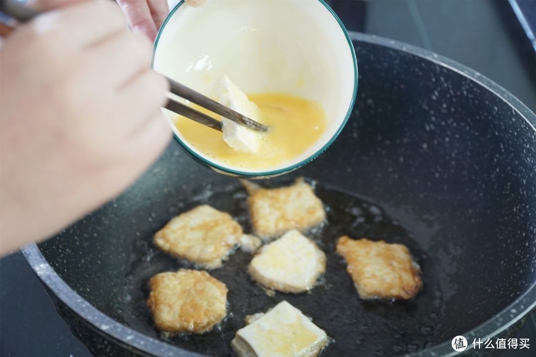 冬天吃豆腐，最让人嘴馋的做法，裹上鸡蛋液煎一煎，真的好香啊
