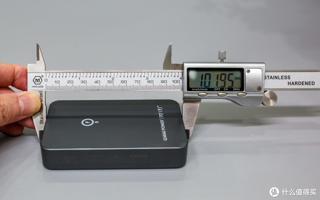 超强磁吸无线充电：MOMAX摩米士10000ma充电宝评测