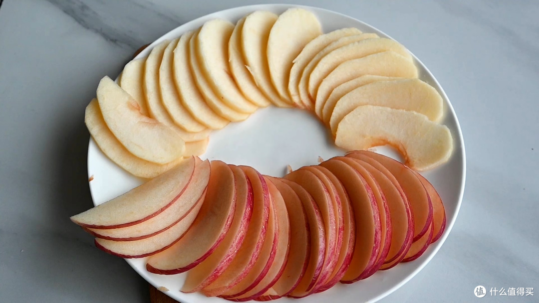 十一,切好后放入锅中,加入细砂糖和黄油,开中火来翻炒十二,炒到苹果片