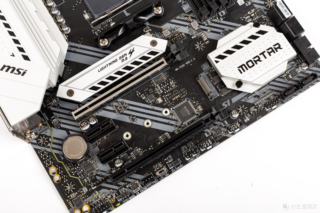 0,且第一条pcie插槽也是带钢铁装甲的gen4接口,下面还带一条3.0的m.