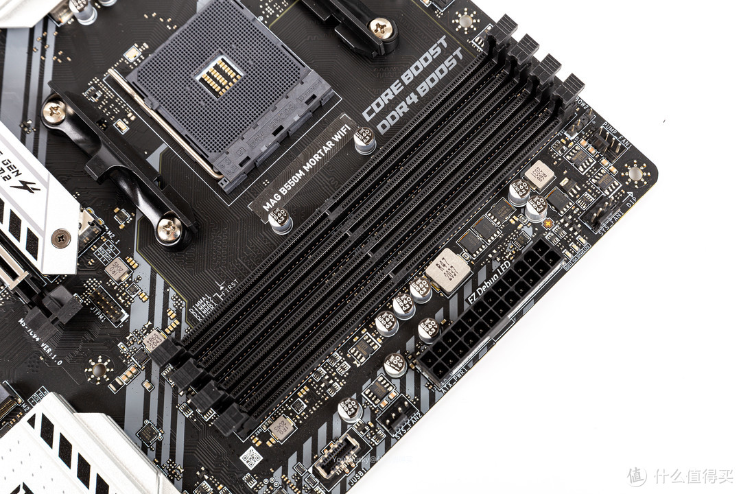 四条DDR4内存插槽支持最大128G内存，纯上网游戏的话双通道的16G足以